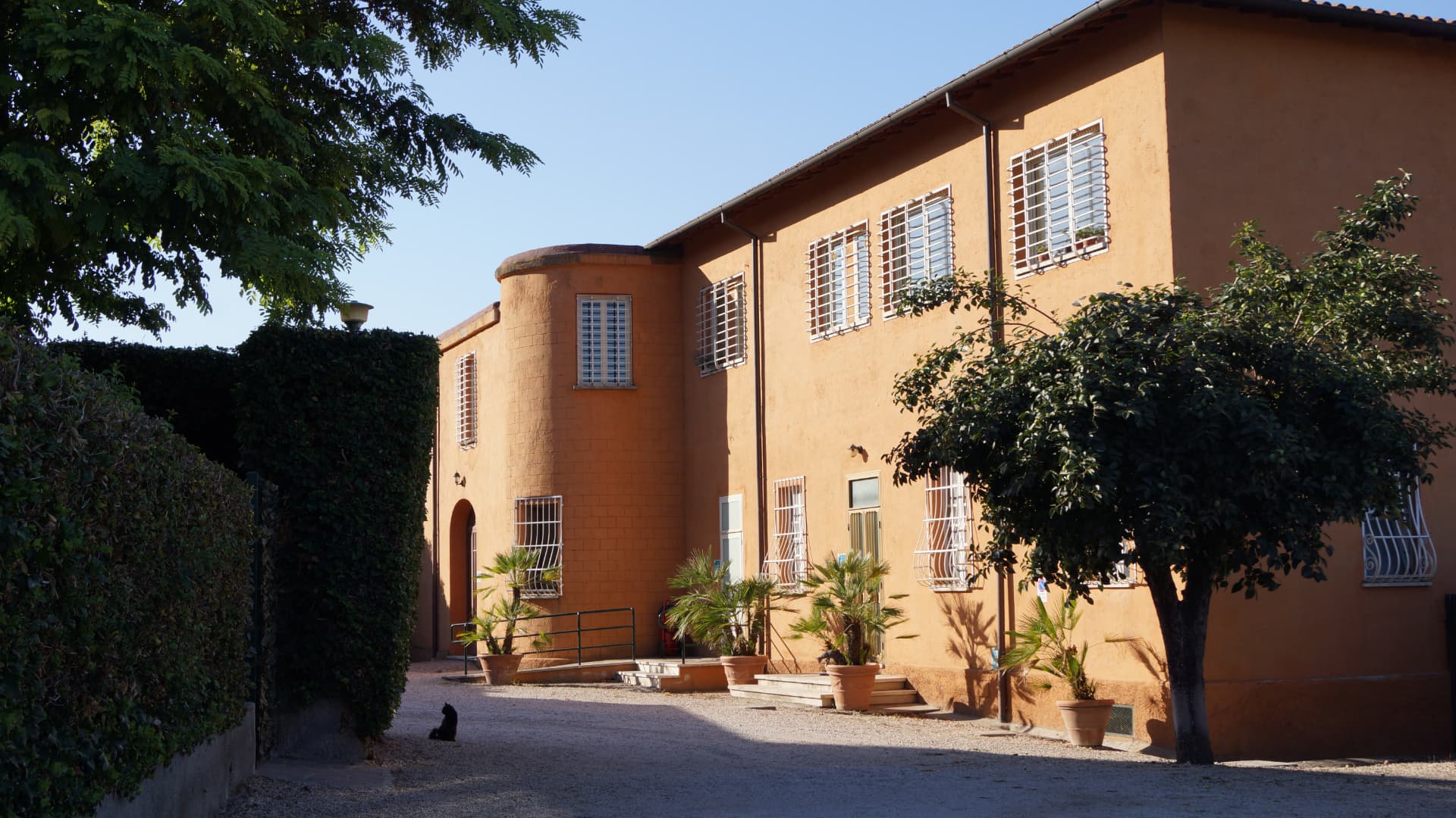 Uno degli edifici della struttura