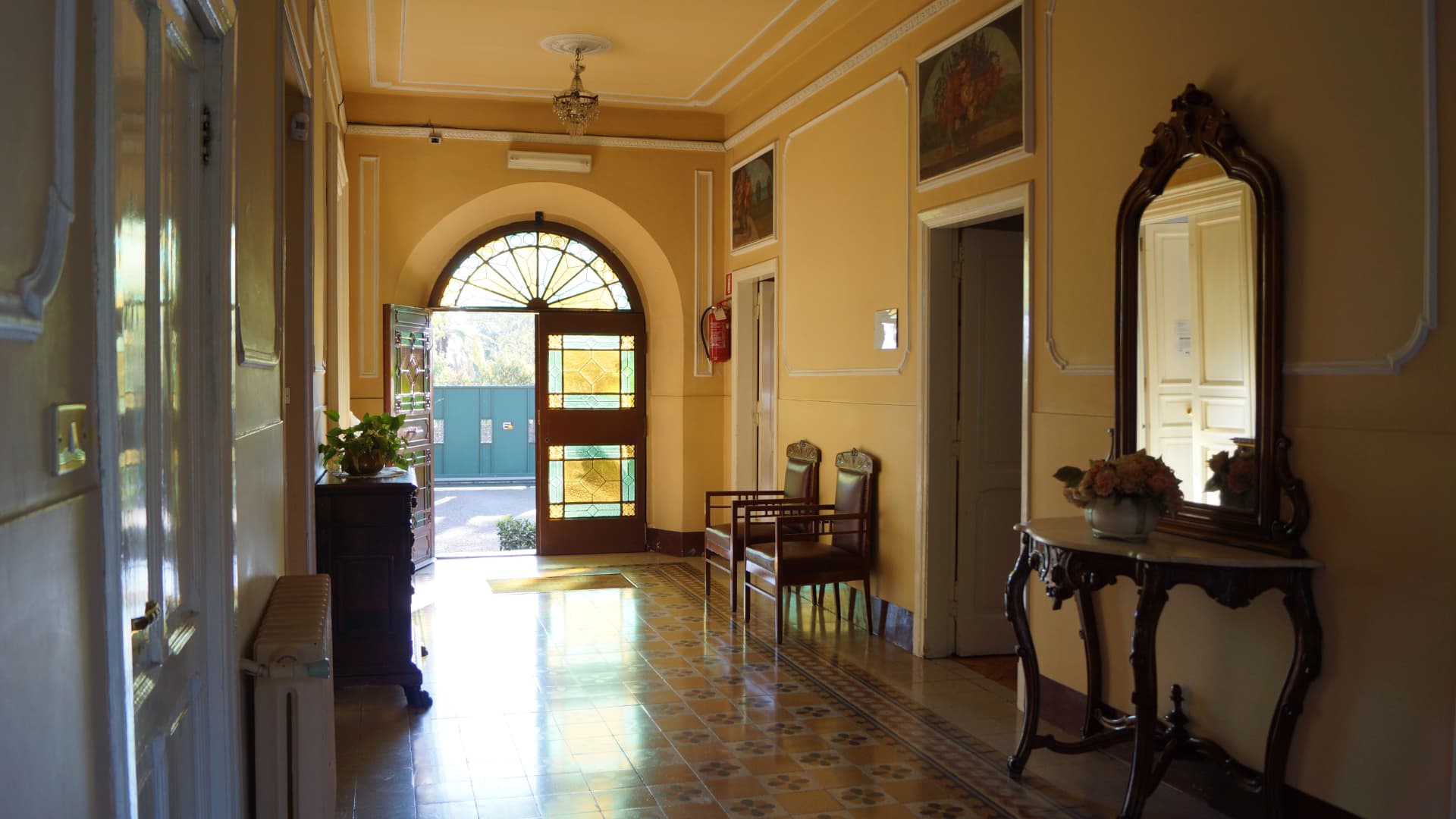 Corridoio interno con arredi d'epoca